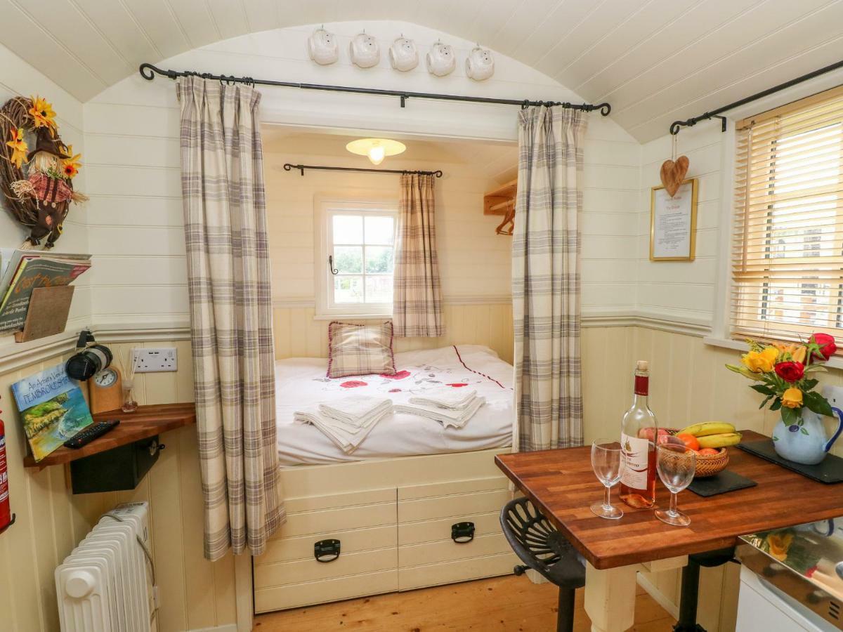 Shepherds Hut - The Crook Milford Haven Esterno foto