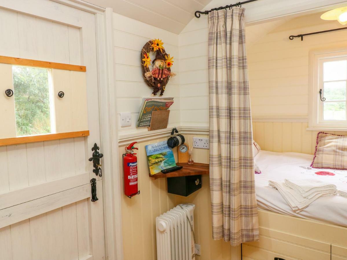 Shepherds Hut - The Crook Milford Haven Esterno foto